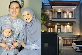 Cut ratu meyriska atau lebih dikenal cut meyriska adalah artis, model, dan penyanyi asal medan, sumatera utara. Menjulang Ke Atas Ini Rumah Artis Cut Meyriska Dan Roger Danuarta Yang Mewah 4 Lantai Dengan Lift