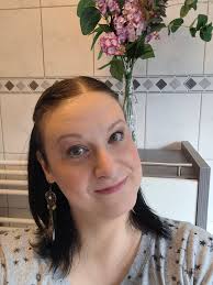 Hallo. Ich bin Sandra, 48 Jahre und komme aus der Nähe von Hamburg. Ich  wünsche euch einen schönen Start in die neue Woche mit hoffentlich viel  Sonnenschein. 🤗