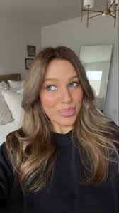 Mollie Knott's Instagram, Twitter & Facebook