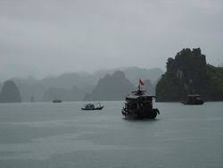 La baia di ha long si trova a circa 170 chilometri (105 miglia) ad est di hanoi e copre una vasta i bus navetta da hanoi a baia di halong offrono un servizio simile ai minibus e dovresti riuscire a. Baia Di Ha Long Wikitravel