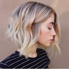 Ondulati E Brevi Stili Di Capelli Alla Moda Per Le Signore
