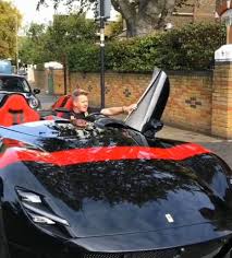 Divide su tiempo entre su mansión en londres y la de los ángeles mientras conduce coches de lujo, como su ferrari monza sp2 de 2 millones de dólares. Celebrity Cars Gordon Ramsay Ferrari Monza Sp2 1st In Facebook