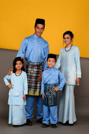 Rekaan baju raya abam sama seperti dato' aaron aziz iaitu kontemporari dengan pasak di sisi di jakel menyediakan koleksi design terkini yang lebih moden, material berkualiti, pilihan warna yang tak lama jer lagi 10th may 2019 akan ada jakel online. 5 Warna Ini Paling In Untuk Tampil Sedondon Di Hari Raya Keluarga