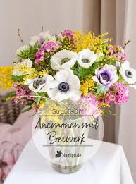 Fruhlings Anemonen Strauss Aus Wachsblumen Mimosen Und Kirschzweigen Diy Anleitung Und Ideen Fur Beiwerk Kombina Mit Bildern Anemone Diy Hochzeitsstrauss Fruhlingskranze