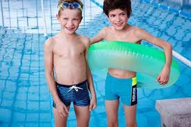 Lustige Spielideen Furs Schwimmbad Ernsting S Family Blog Kindergeburtstag Spiele Kinder Schwimmbad Schwimmbad Spiele