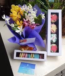 Shop flowers at proflowers and send flowers cheap with the best value and freshness. Fiji Orchids Cupcakes Macaroons Gift Box Delivered In Fiji
