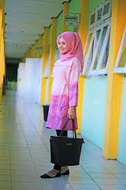 Kain sasirangan yang dikombinasikan dengan kain yang lain bisa menghasilkan baju yang terkesan modern baik untuk keperluan kerja ataupun pesta. Model Baju Batik Atasan Model Baju Batik Sasirangan Kalimantan Selatan
