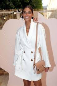 Celle qui a remplacé catherine laborde a perdu ses parents alors qu'elle n'était encore qu'une adolescente. Delvaux Sur Mer Tatiana Silva Mode Fashion Week Frau