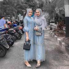 Inspirasi baju bridesmaid hijab ala zaskia sungkar dan shireen sungkar. 20 Inspirasi Baju Bridesmaid Muslimah Yang Modis Dan Elegan Updated 2021 Bukareview