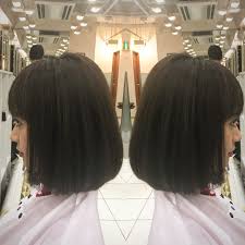 ぱっつんボブ ぱっつん前髪 ボブに奥行きのある前髪でシンプルに 目の幅と目の横の肌の距離を見て前髪の幅調整すると小顔効果アップ ボブ 前髪 ぱっつん 上品 女性らしさ 髪型 ヘアスタイル ヘアサロン 美容室 美容師 小顔 ヘアスタイル ぱっつんボブ