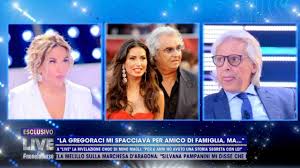 Elisabetta dal suo ingresso nella casa del grande fratello vip 5 ha sempre ripetuto un gesto (battersi sul petto) che ha dichiarato essere rivolto ai suoi affetti fuori dalla casa. Elisabetta Gregoraci Spunta Un Altro Amante Con Briatore Aveva Un Contratto