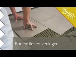 Jeder Heimwerker Der Was Auf Sich Halt Wird Irgendwann Selber Bodenfliesen Verlegen Also Zeigen Wir Schon Mal W Bodenfliesen Fliesen Legen Fliesen Verlegen