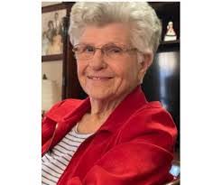 Suzanne Hodges's Instagram, Twitter & Facebook