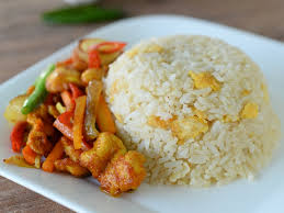 Panaskan minyak dan goreng dada ayam di atas api yang besar. Resepi Nasi Goreng Ayam Sedap
