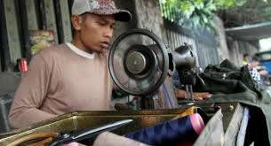 Menghitung untung dengan rumus untung = (% untung/100) x harga beli. Raup Untung Berlimpah Penjahit Celana Jelang Lebaran