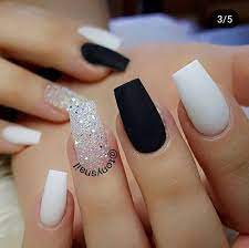 Una de las combinaciones que más podremos ver las uñas acrílicas blancas 2021 es el blanco con dorado y con plateado, como puedes ver en la fotografía de. Pin De Claus Hdez En Nails Manicura De Unas Unas Postizas De Gel Unas De Maquillaje