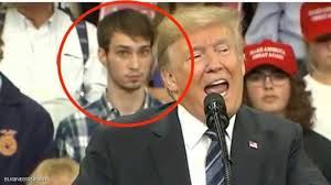 يواصل الرئيس الأمريكي دونالد ترامب، جولاته الانتخابية في السباق الرئاسي الأمريكي الذي يخوضه بمنافسة شرسة مع المرشح الديمقراطي جو بايدن، حيث شارك متابعيه بمقطع فيديو جديدة من وراء كواليس جولته الأخيرة عبر حسابه. Ø§Ù„Ø´Ø§Ø¨ Ø§Ù„ÙˆØ§Ù‚Ù ÙˆØ±Ø§Ø¡ ØªØ±Ø§Ù…Ø¨ ÙŠØ®Ø·Ù Ø§Ù„Ø£Ø¶ÙˆØ§Ø¡ ÙˆØ¹Ù‚Ø§Ø¨ ØµØ§Ø¹Ù‚ Ø£Ø®Ø¨Ø§Ø± Ø³ÙƒØ§ÙŠ Ù†ÙŠÙˆØ² Ø¹Ø±Ø¨ÙŠØ©