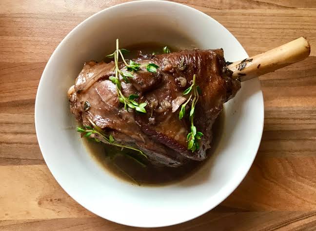 Chân cừu hầm rượu vang (Red-wine braised lamb shanks) – Autumn Harvester