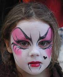 Schminken vampir halloween, eine schritt für schritt anleitung, vampir schminken anleitung mit bildern, frau mit roten lippen und blut. Lady Vampire Face Paint Kinderschminken Halloween Halloween Schminken Kinder Schminken Halloween