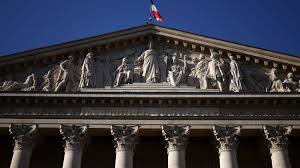 France's Macron seeks new prime minister after government's collapse |  MarketScreener