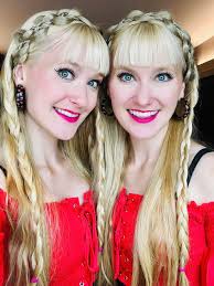 Woohoo! It's day 1 of Dokidokon in Kalamazoo, Michigan! ❤️❤️ Catch a  different Harp Twins + Volfgang Twins show each day! Weekend Schedule: 🎵  FRIDAY: 5:30 pm (Concert