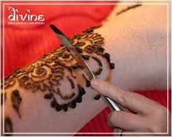 How long does henna last? Divinetip After Sufficient Time Gently Scrape The Henna Off With The Back Of A Butter Knife Or Finger Do Not Wash Off Unle Henna Tattoo Henna Glitter Tattoo