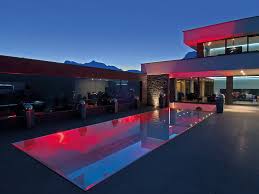 Uberzeugende Gesamtasthetik Wie Ein Roter Faden Zieht Sich Die Symmetrie Durch Die Anlage Haus Poolumgebung Und Becken Scheinen Wie Pool Schwimmbader Neubau