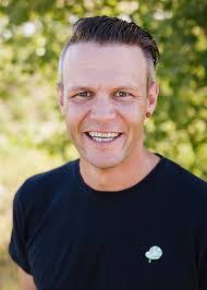 Tim Bratton's Instagram, Twitter & Facebook