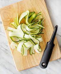 How to make zucchini slices with a knife. Qn2ewzi0mqasem