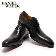They were black oxford wingtips. 2020 Fashion Men Leather Shoes Oxfords Luxury Italian Dress Shoes Black Brown Lace Up Wedding Office Business Formal Men Shoes Special Price 14476 Cicig