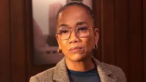 Penn Badgley, Victoria Pedretti, and the cast of You watch the Season 3  finale and react to *that* big death — SPOILER WARNING: