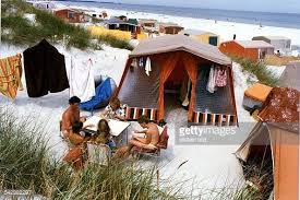 Je nach art des hauses hast du ein oder mehrere schlafzimmer, ein badezimmer, eine kompakte küche mit inventar und ein gemütliches wohnzimmer. Familie Aus Der Ddr Auf Dem Zeltplatzprerow Auf Dem Darss An Der Camping Activities Camping Fun Going Camping