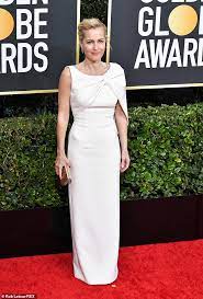 Gillian anderson baffles the crown fans by accepting her golden globe in american accent. Golden Globes 2020 Gillian Anderson Wears White Cape Gown Daily Mail Online