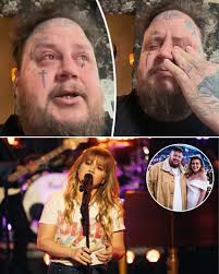 Kelly Clarkson stunned the audience and left Jelly Roll speechless with a  soul-baring, unforgettable cover of his hit song “Save me!” Standing alone  in the spotlight, Kelly delivered a vocal masterclass that