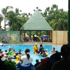 Patung sura dan buaya, tugu pahlawan, atau rujak cingur? Foto Di Kolam Renang Malindo Lowayu Dukun Gresik Kolam