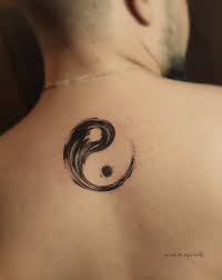 The colours could be contrasting, but a completely black tattoo would also look good. 40 Yin Yang Tattoo Designs And Symbols Tatuagem Yin Yang Tatuagem Zen Tatuagem De Ying Yang