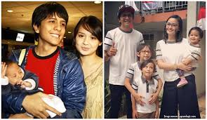 Akurat.co, aktris joanna alexandra bersama tiga orang anaknya tiba di rumah duka sentosa rspad gatot subroto, jakarta pusat, jumat (7/6/2021) sekitar pukul 10.45 wib. Tak Malu 5 Artis Ini Ngaku Hamil Duluan Sebelum Nikah