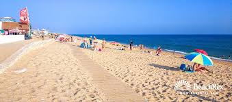The leading portuguese beach resort of faro rather exudes the feeling of a big city and is one of the true highlights of the algarve. Praia De Ilha De Faro Faro Algarve Portugal Beachrex Com