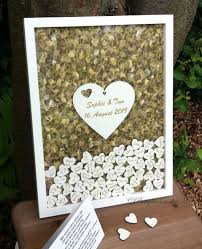 Die Schrift Auf Dem Holzherz In Der Mitte Des Rahmens Wird Nach Ihren W Amp Uuml Nschen In Geschenke Zur Goldenen Hochzeit Goldene Hochzeit Hochzeit Gunstig