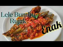 Tumis bumbu halus, tambahkan lengkuas, serai, gula, garam, daun jeruk, daun kunuit, dan. Lele Bumbu Rujak Youtube
