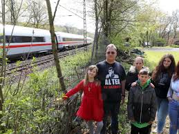 Damit die bremerinnen und bremer immer gut ankommen. Kassel Gottingen Zuge Der Deutschen Bahn Fahren Fast Durch Den Garten Kassel