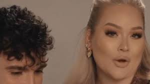 Une vidéo du vainqueur italien, filmé en direct en train de pencher sa tête sur une table. Nikkie De Jager Une Celebre Youtubeuse Transgenre Va Presenter L Eurovision En Direct Sur Les Plateformes