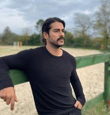 Burak Ozcivit Is Between The Wife Fahriye Evcen And His Sister Burcun Ozcivit Gossip Hunters In 2020 Beautiful Men Faces Burak Ozcivit Male Face