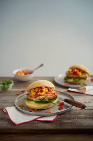 Recette De Burger Au Poulet Grille Et Bruschetta A L Orange Fromages Saputo Recipe Recipes Chicken Burgers Recipe Springtime Recipes