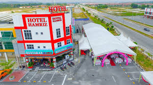 Bandar seri iskandar is a quiet new town, it cater manly for university students in utp and uitm. Hotel And Restaurant Hamriz Home Facebook