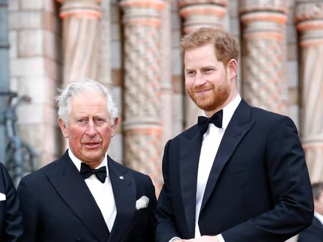 Experten sicher: Charles und Harry gehen an Weihnachten aufeinander zu -  BUNTE