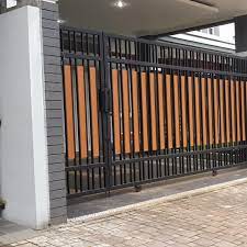 Selain rumah minimalis dengan fasad dinding dicat serba hitam, desain satu ini adalah contoh rumah minimalis 2021 dengan konsep monokrom. Daftar Harga Pintu Pagar Minimalis Bulan Mei 2021 Terbaru