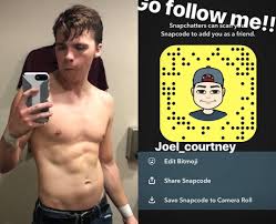 Since the latest movie dropped on netflix, the internet has gone mad for the film and its cast. Joel Courtney 17 Facts About The Kissing Booth Star You Need To Know Popbuzz