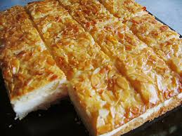 Dass ein einfacher klassischer bienenstich so genial schmecken kann, habe ich lange zeit nicht. Bienenstich Kuchen Blech Blood On The Track