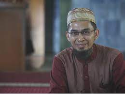 Ustadz adi hidayat kali ini menjelaskan mengenai rahasia rejeki yang selalu mengalir dalam kondisi apapun, hanya ada dua. Ustaz Adi Hidayat Akan Poligami Ini Jawabannya Bersamadakwah